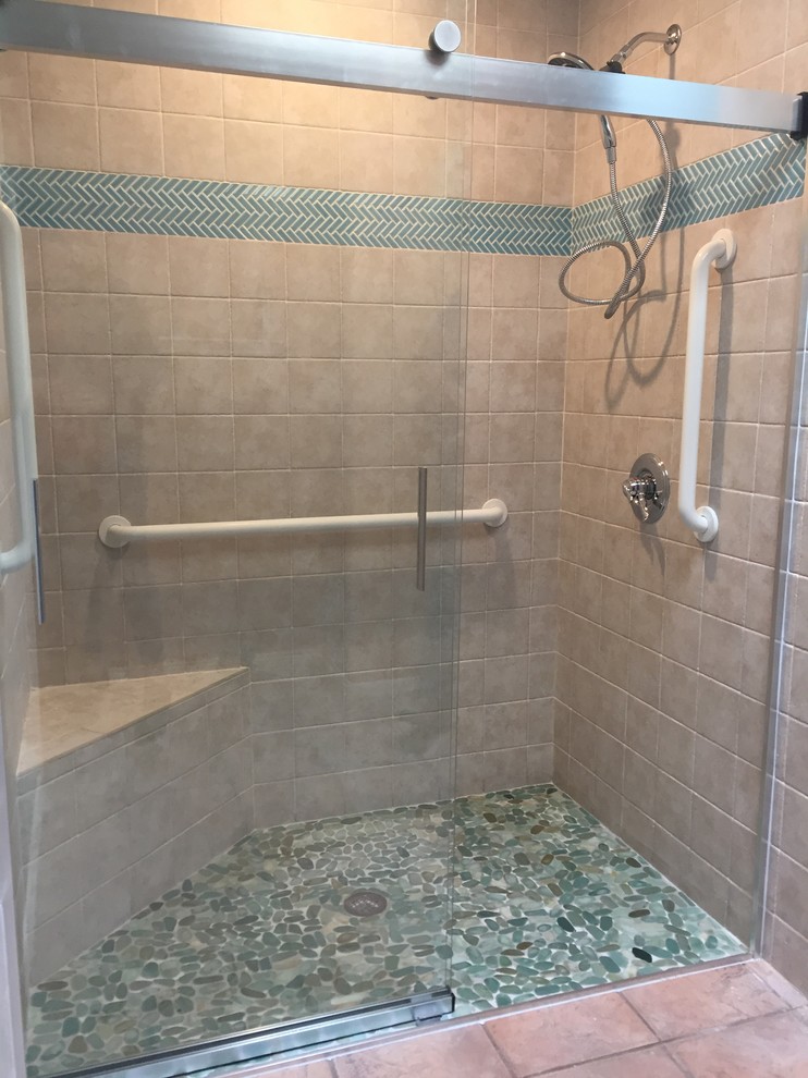 Kleines Klassisches Badezimmer En Suite mit offener Dusche, farbigen Fliesen, Porzellanfliesen und Keramikboden in Austin