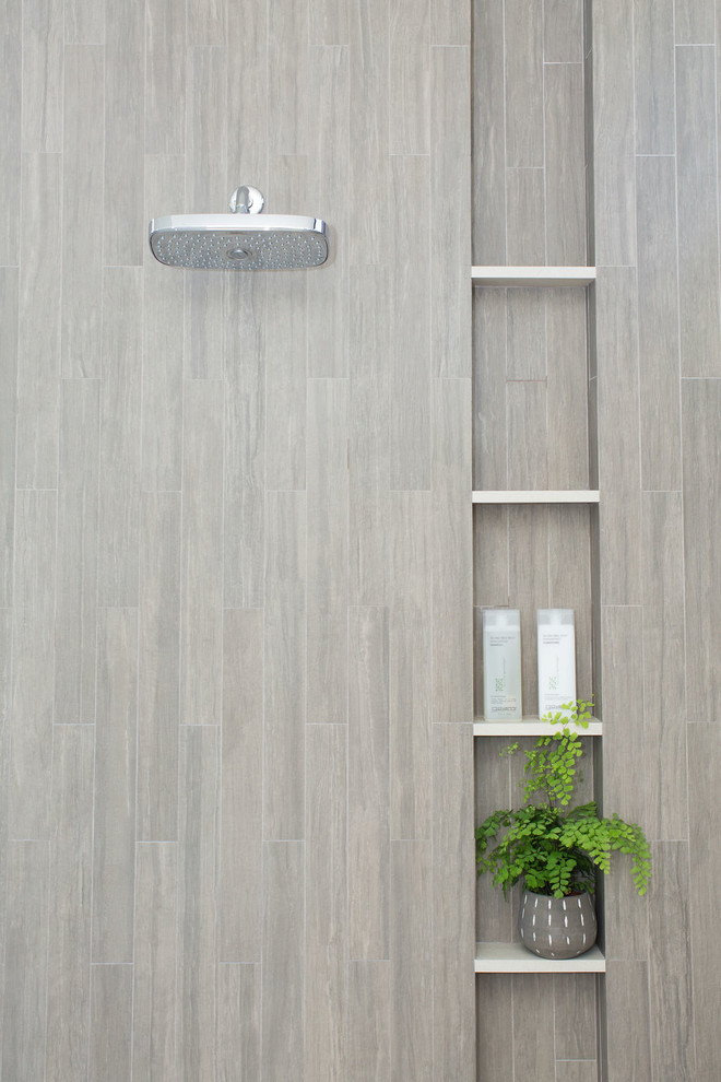 Inspiration för ett mellanstort amerikanskt grå grått en-suite badrum, med släta luckor, skåp i mellenmörkt trä, ett badkar i en alkov, en dusch/badkar-kombination, beige kakel, porslinskakel, vita väggar, ett undermonterad handfat, bänkskiva i betong och dusch med duschdraperi