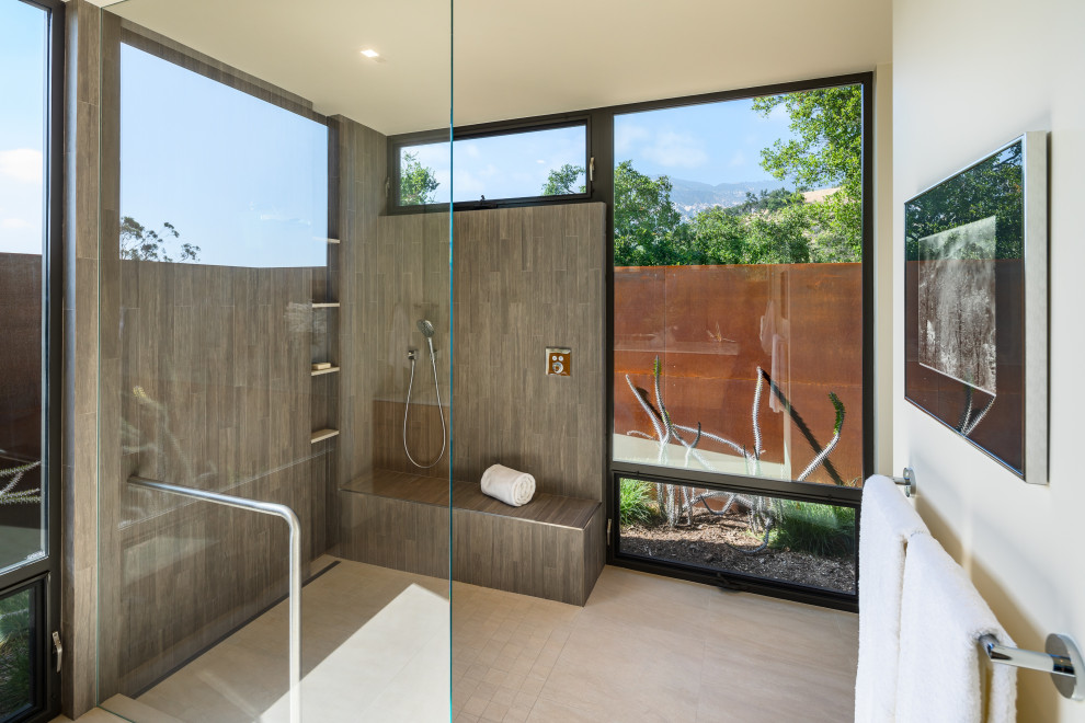 サンルイスオビスポにあるサンタフェスタイルのおしゃれな浴室 (グレーのタイル、白い壁、ベージュの床、オープンシャワー) の写真