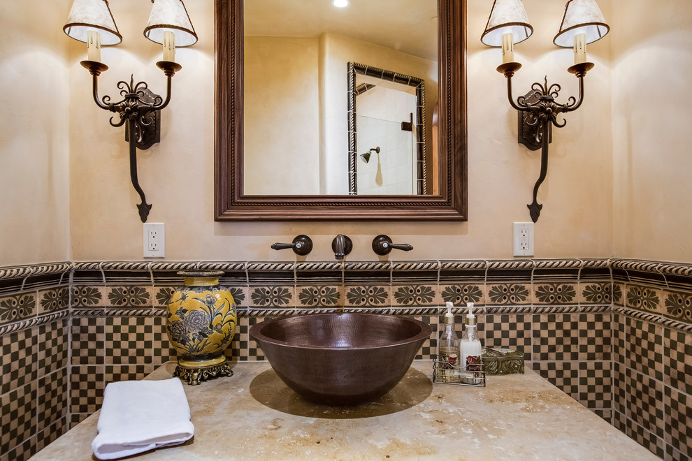 Inspiration för mellanstora amerikanska badrum med dusch, med ett fristående handfat, marmorbänkskiva, en dusch i en alkov, flerfärgad kakel, keramikplattor och beige väggar