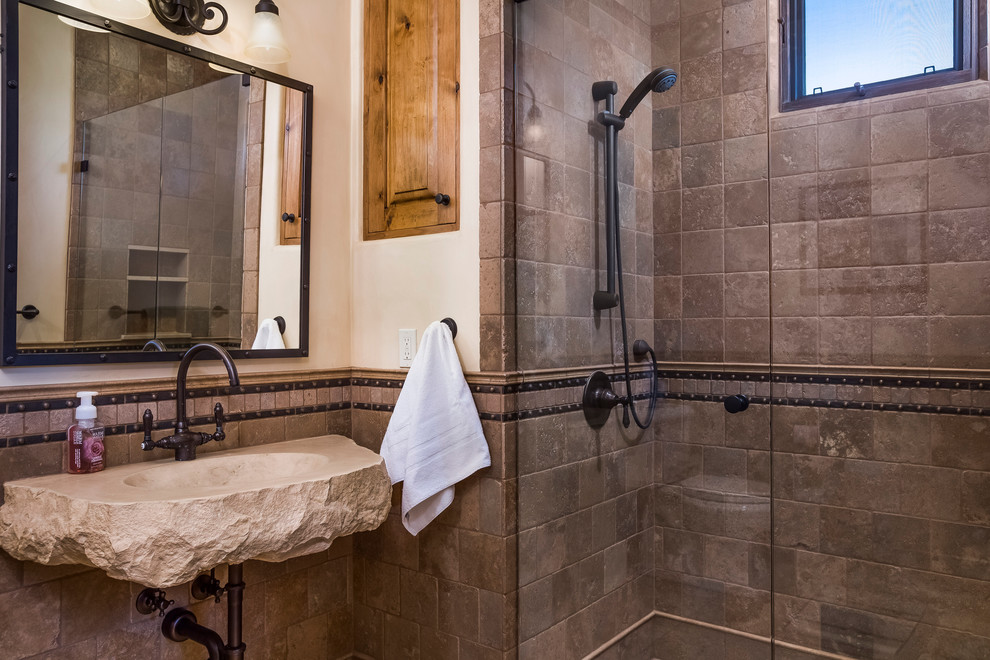 Idéer för mellanstora amerikanska badrum med dusch, med ett väggmonterat handfat, bänkskiva i betong, en kantlös dusch, flerfärgad kakel, keramikplattor och beige väggar