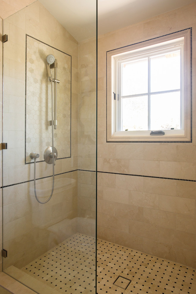 Modelo de cuarto de baño clásico renovado grande con lavabo bajoencimera, ducha empotrada, paredes beige y suelo con mosaicos de baldosas