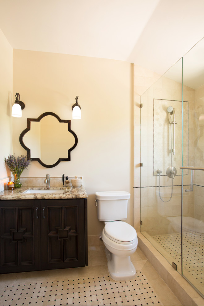 Bild på ett stort vintage badrum, med ett undermonterad handfat, luckor med upphöjd panel, skåp i mörkt trä, granitbänkskiva, en dusch i en alkov, beige kakel, mosaik, beige väggar och mosaikgolv