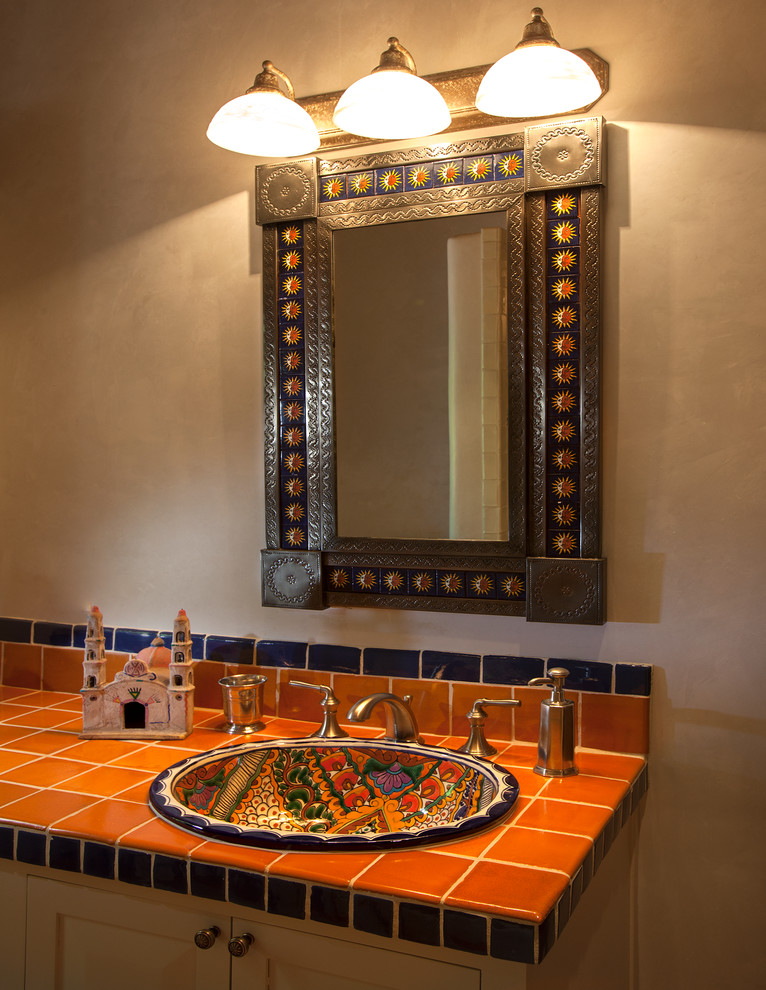 Источник вдохновения для домашнего уюта: ванная комната в стиле фьюжн с плоскими фасадами, светлыми деревянными фасадами, оранжевой плиткой, керамической плиткой, бежевыми стенами, душевой кабиной и столешницей из плитки