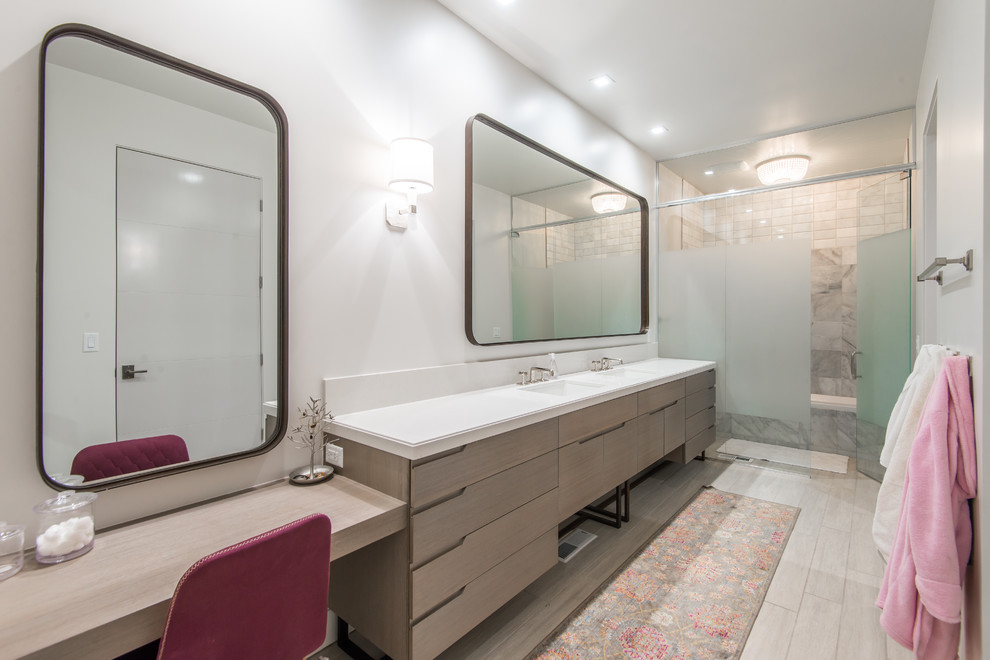Идея дизайна: маленькая главная ванная комната в стиле модернизм с плоскими фасадами, серыми фасадами, душем без бортиков, серой плиткой, керамической плиткой, белыми стенами, полом из керамогранита, врезной раковиной и столешницей из искусственного кварца для на участке и в саду