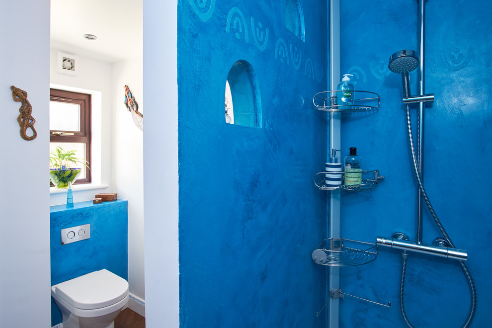 Идея дизайна: маленькая ванная комната в средиземноморском стиле с фасадами в стиле шейкер, темными деревянными фасадами, открытым душем, унитазом-моноблоком, синими стенами, полом из линолеума, душевой кабиной, накладной раковиной, столешницей из кварцита, коричневым полом, открытым душем и белой столешницей для на участке и в саду