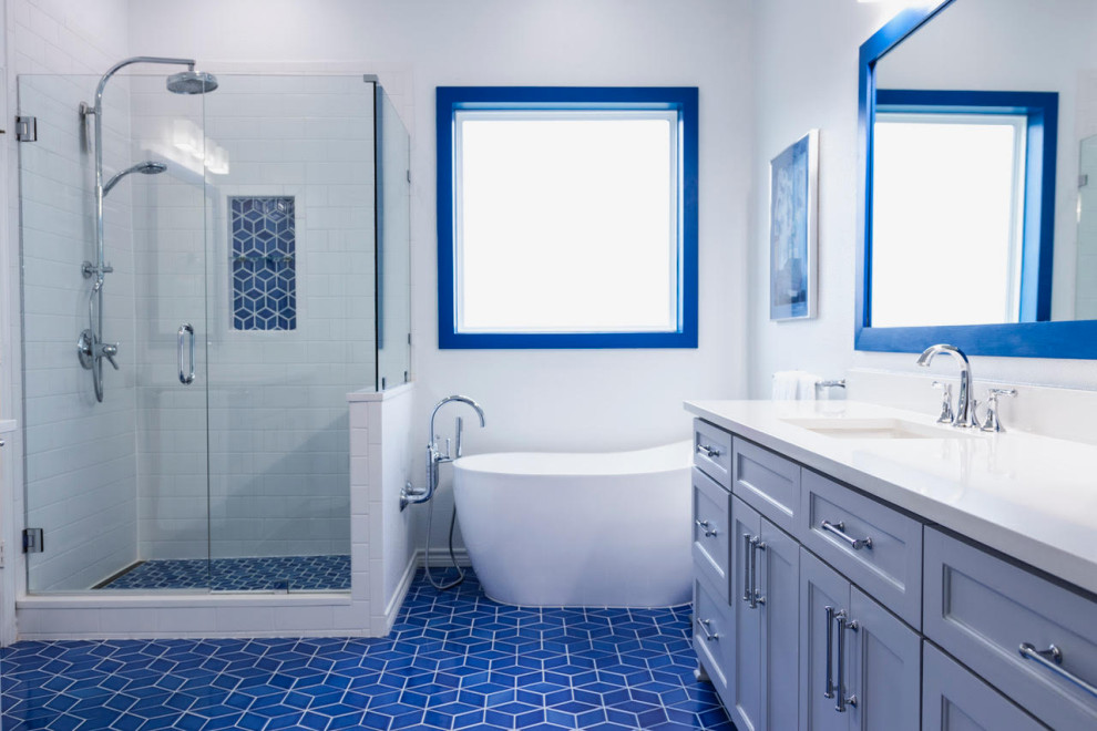 Idéer för att renovera ett stort maritimt vit vitt en-suite badrum, med blå skåp, ett fristående badkar, en hörndusch, blå kakel, keramikplattor, klinkergolv i keramik, blått golv och dusch med gångjärnsdörr