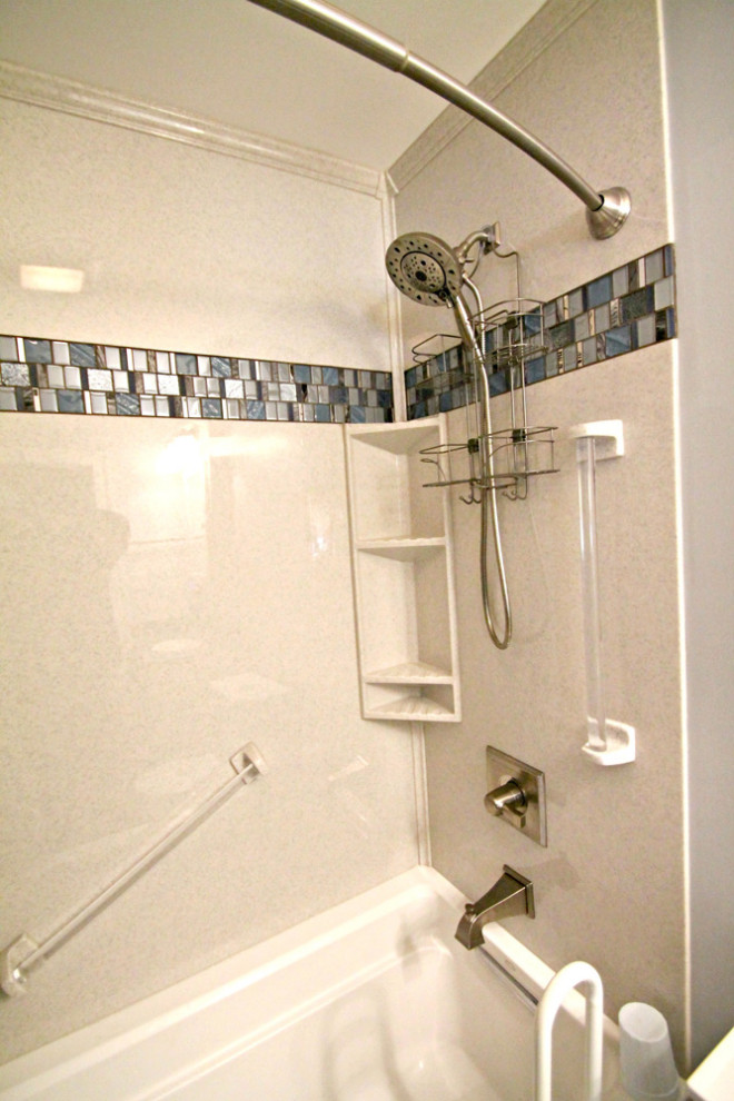 Inredning av ett blå blått badrum, med skåp i shakerstil, ett badkar i en alkov, en dusch/badkar-kombination, vinylgolv, ett nedsänkt handfat, bänkskiva i onyx och dusch med duschdraperi