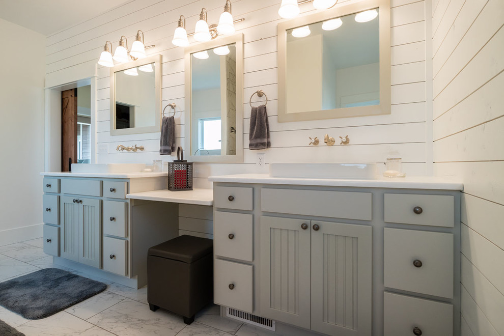 Пример оригинального дизайна: большая главная ванная комната в стиле кантри с фасадами в стиле шейкер, серыми фасадами, ванной на ножках, душем без бортиков, раздельным унитазом, серой плиткой, керамогранитной плиткой, белыми стенами, полом из керамогранита, настольной раковиной, мраморной столешницей, серым полом и открытым душем