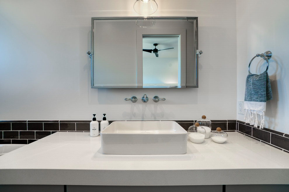Exempel på ett mellanstort modernt vit vitt badrum med dusch, med skåp i shakerstil, grå skåp, en dusch i en alkov, en toalettstol med hel cisternkåpa, grå kakel, tunnelbanekakel, vita väggar, ett fristående handfat, bänkskiva i kvarts, vitt golv och dusch med gångjärnsdörr