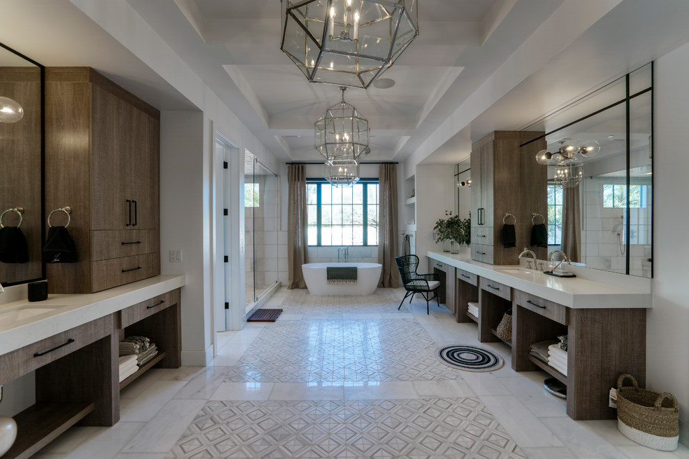 Modern inredning av ett stort vit vitt en-suite badrum, med öppna hyllor, skåp i mellenmörkt trä, ett fristående badkar, en dusch i en alkov, vita väggar, ett undermonterad handfat, marmorgolv, bänkskiva i kvarts och grått golv