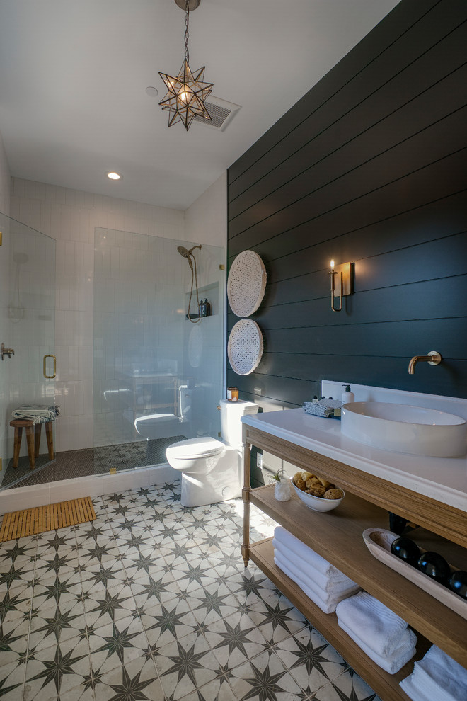 Idéer för mellanstora funkis vitt badrum med dusch, med möbel-liknande, skåp i mellenmörkt trä, en dusch i en alkov, en toalettstol med hel cisternkåpa, svarta väggar, ett fristående handfat, bänkskiva i kvarts, flerfärgat golv och dusch med gångjärnsdörr