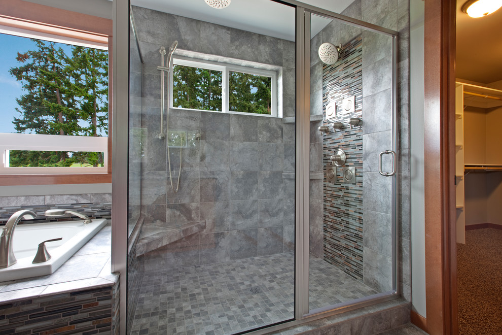 Immagine di una grande stanza da bagno padronale moderna con lavabo sottopiano, WC monopezzo, piastrelle grigie, piastrelle in ceramica, pareti grigie e pavimento con piastrelle in ceramica