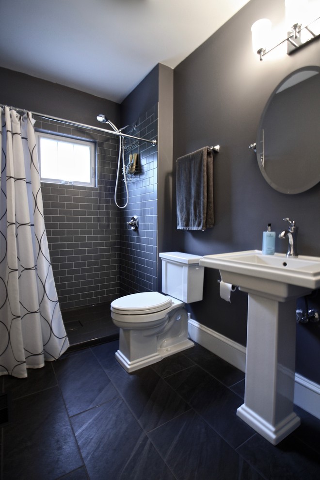 Idéer för mellanstora amerikanska badrum med dusch, med en dusch i en alkov, en toalettstol med separat cisternkåpa, grå kakel, keramikplattor, grå väggar, klinkergolv i porslin, ett piedestal handfat, svart golv och dusch med duschdraperi