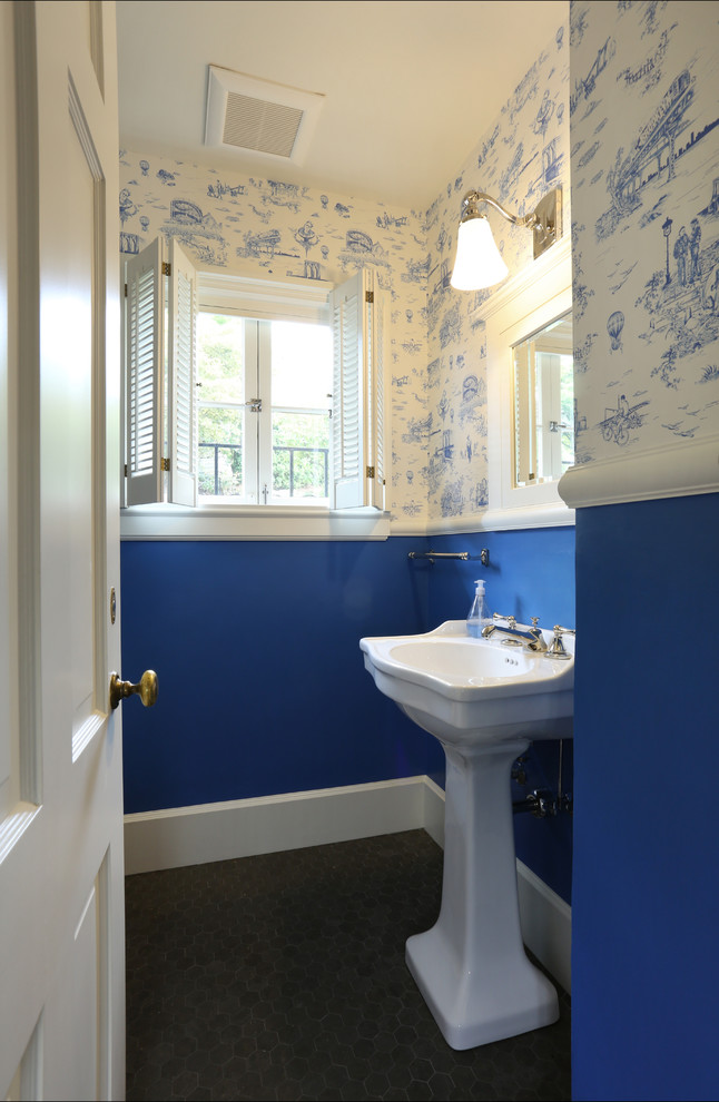 Идея дизайна: маленькая ванная комната в стиле неоклассика (современная классика) с раковиной с пьедесталом и синими стенами для на участке и в саду