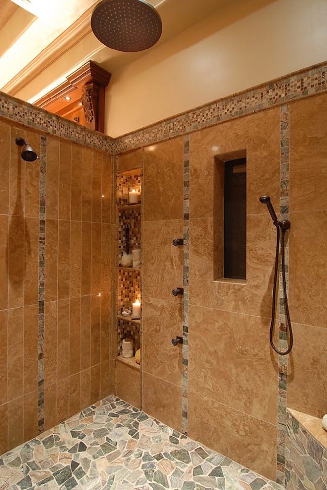 Inspiration för ett stort medelhavsstil en-suite badrum, med möbel-liknande, skåp i mellenmörkt trä, ett fristående badkar, en hörndusch, en bidé, beige kakel, mosaik, beige väggar, klinkergolv i keramik, ett nedsänkt handfat, granitbänkskiva, beiget golv och med dusch som är öppen