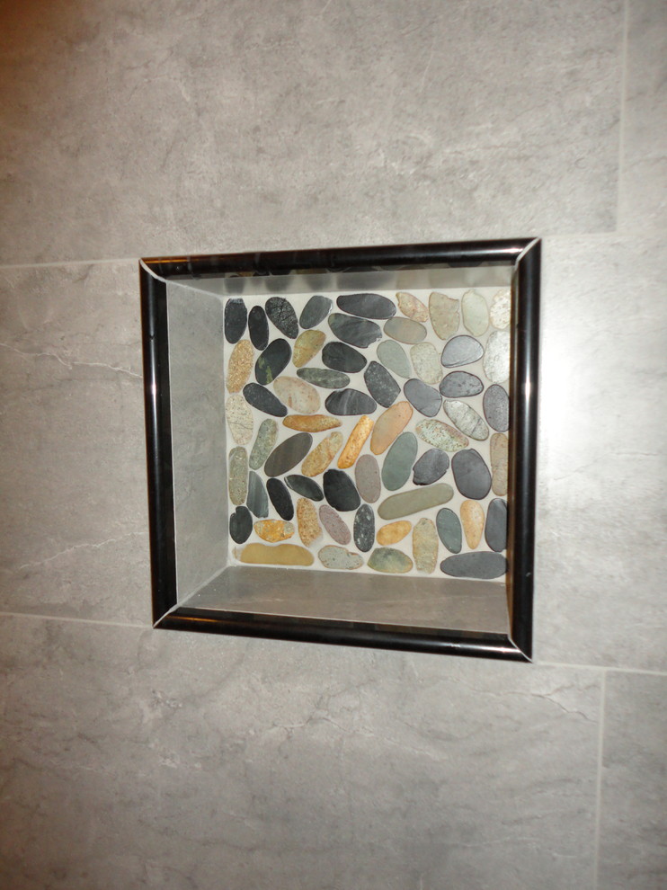 Exempel på ett mellanstort modernt en-suite badrum, med luckor med upphöjd panel, vita skåp, bänkskiva i akrylsten, grå kakel, porslinskakel, en öppen dusch, en toalettstol med separat cisternkåpa, ett nedsänkt handfat, gula väggar och klinkergolv i porslin