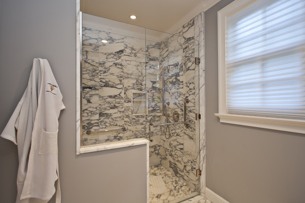 Modelo de cuarto de baño campestre con ducha empotrada, baldosas y/o azulejos grises y baldosas y/o azulejos blancos