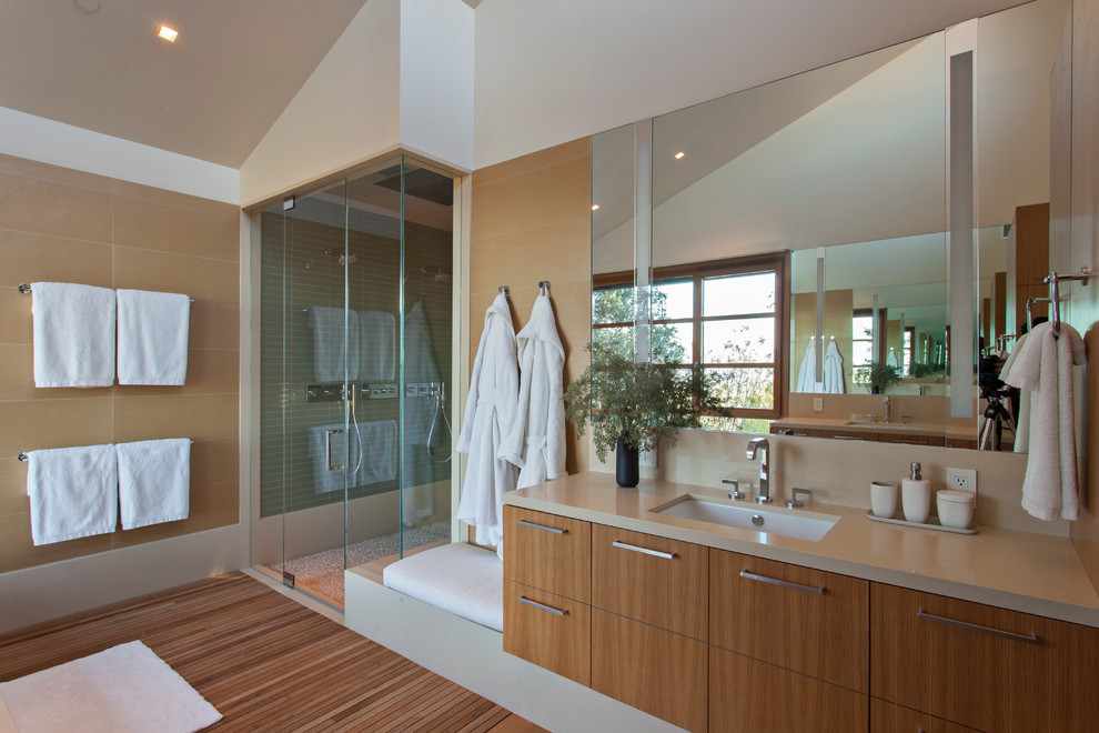 Esempio di una grande stanza da bagno padronale design con lavabo sottopiano, ante lisce, ante in legno scuro, top in quarzite, doccia doppia, piastrelle verdi, piastrelle di vetro e pavimento in legno massello medio