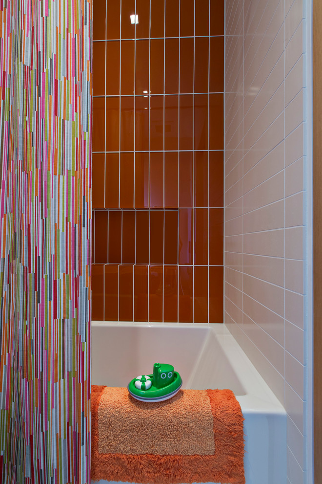 Immagine di una stanza da bagno per bambini contemporanea di medie dimensioni con lavabo sottopiano, vasca ad alcova, piastrelle arancioni, piastrelle di vetro, pareti bianche e pavimento in gres porcellanato
