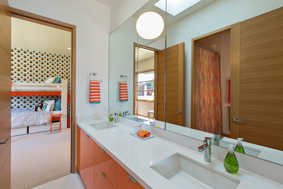 Источник вдохновения для домашнего уюта: детская ванная комната среднего размера в современном стиле с врезной раковиной, плоскими фасадами, оранжевыми фасадами, столешницей из кварцита, белыми стенами и полом из керамогранита