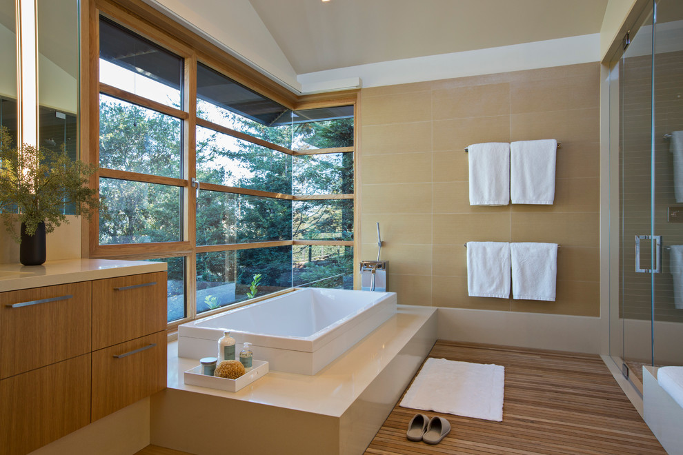 Idée de décoration pour une grande salle de bain principale design en bois brun avec un lavabo encastré, un placard à porte plane, un plan de toilette en quartz, une douche double, un carrelage beige, des carreaux de porcelaine, un sol en bois brun et une baignoire posée.