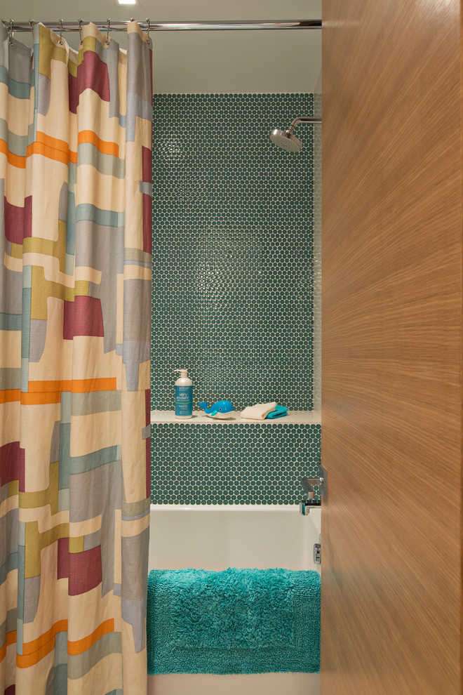 Mittelgroßes Modernes Kinderbad mit Badewanne in Nische, blauen Fliesen, Glasfliesen, weißer Wandfarbe und Porzellan-Bodenfliesen in San Francisco