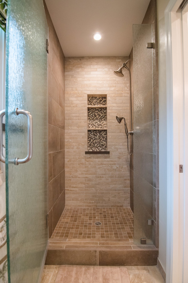 На фото: ванная комната среднего размера в современном стиле с душем в нише, бежевой плиткой, врезной раковиной, душем с распашными дверями, коричневой столешницей, раздельным унитазом, бежевыми стенами и бежевым полом с