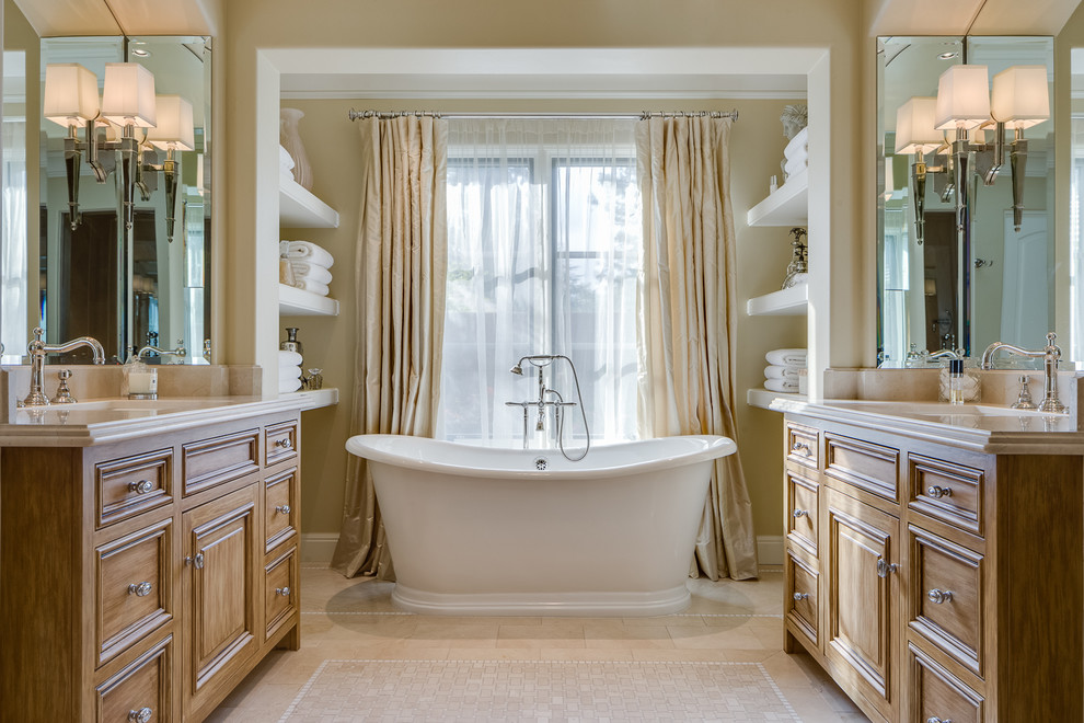 Источник вдохновения для домашнего уюта: главная ванная комната в классическом стиле с врезной раковиной, фасадами цвета дерева среднего тона, отдельно стоящей ванной, бежевыми стенами и фасадами с утопленной филенкой