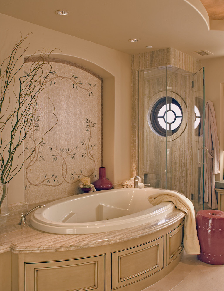 Foto di una stanza da bagno padronale mediterranea di medie dimensioni con ante con bugna sagomata, ante marroni e top in marmo