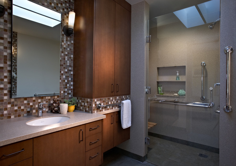 Свежая идея для дизайна: ванная комната в современном стиле с врезной раковиной, плоскими фасадами, фасадами цвета дерева среднего тона и угловым душем - отличное фото интерьера