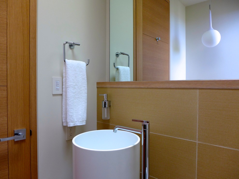 Esempio di una stanza da bagno con doccia minimal di medie dimensioni con ante lisce, ante in legno chiaro, piastrelle beige e lavabo a bacinella