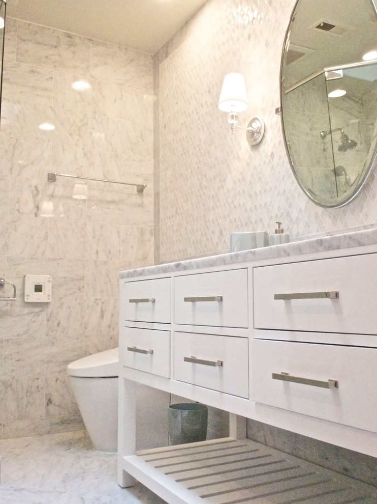 Réalisation d'une salle de bain minimaliste de taille moyenne avec un lavabo encastré, un placard en trompe-l'oeil, des portes de placard blanches, un plan de toilette en marbre, WC à poser, un carrelage blanc, un carrelage de pierre, un mur blanc, un sol en marbre, une baignoire indépendante et une douche double.