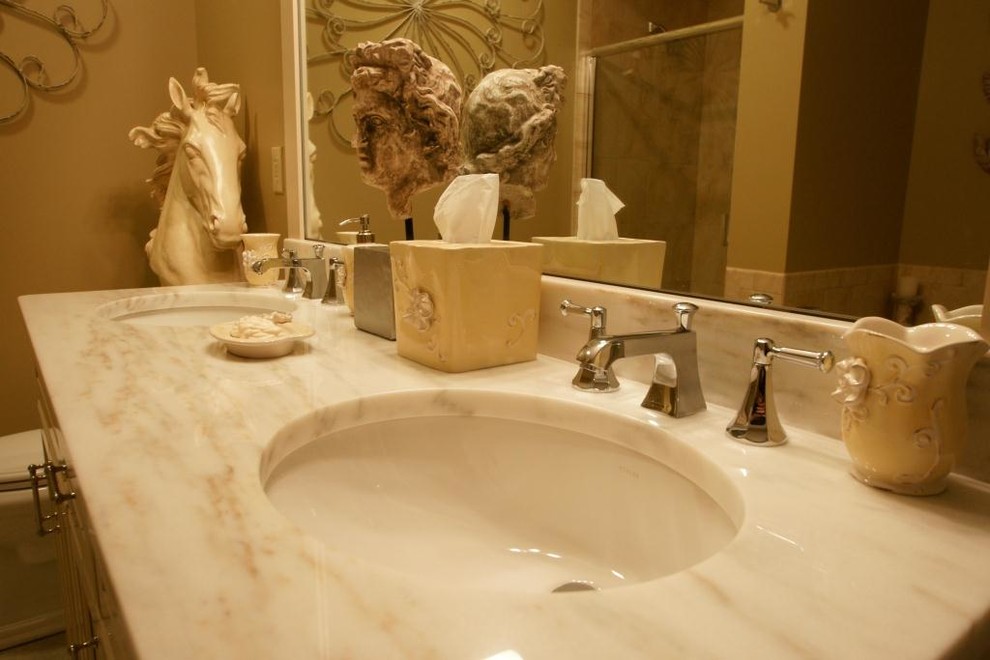 Idéer för ett mellanstort modernt badrum med dusch, med marmorbänkskiva, en hörndusch och beige väggar