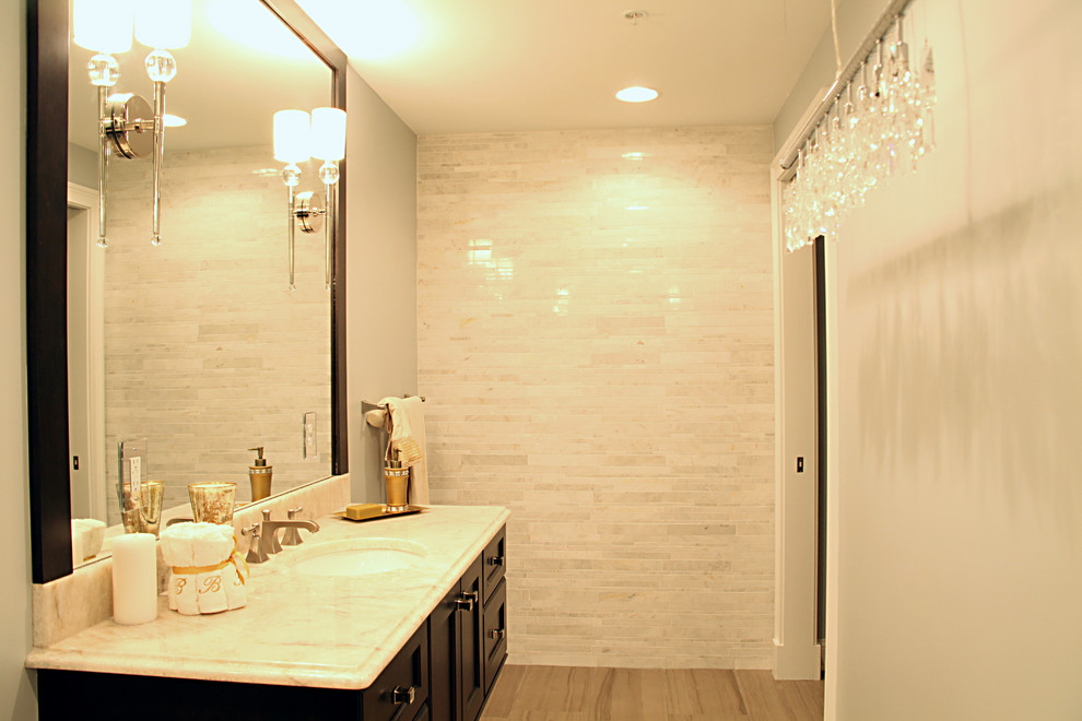 Diseño de cuarto de baño principal moderno de tamaño medio con armarios con paneles empotrados, puertas de armario de madera en tonos medios, encimera de cuarcita, baldosas y/o azulejos blancos y paredes blancas