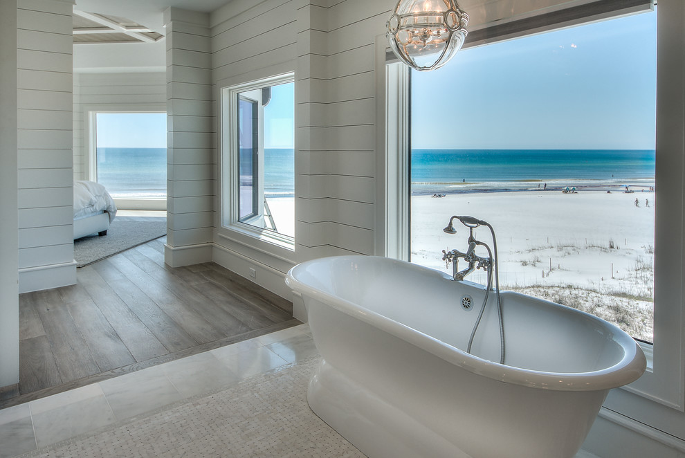Ispirazione per una stanza da bagno padronale stile marinaro con vasca freestanding, doccia aperta, piastrelle beige e piastrelle a mosaico