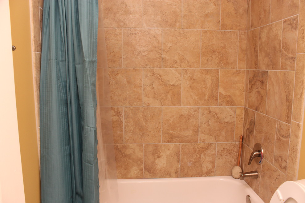 Пример оригинального дизайна: главная ванная комната среднего размера в стиле фьюжн с консольной раковиной, фасадами с утопленной филенкой, белыми фасадами, ванной в нише, душем над ванной, раздельным унитазом, бежевой плиткой, керамической плиткой, бежевыми стенами и полом из керамической плитки