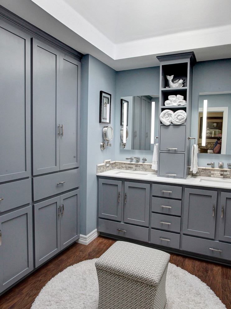 Пример оригинального дизайна: главная ванная комната среднего размера в стиле модернизм с серыми фасадами, угловым душем, бежевой плиткой, терракотовой плиткой, серыми стенами, полом из ламината, врезной раковиной и столешницей из кварцита