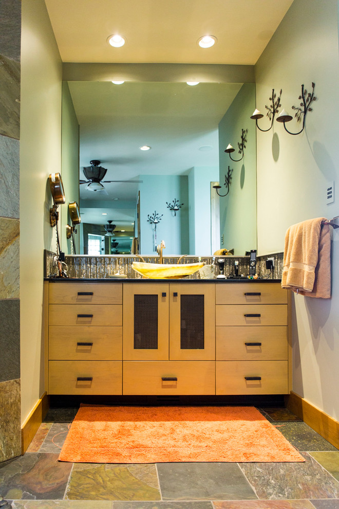 Стильный дизайн: ванная комната среднего размера в стиле рустика с фасадами в стиле шейкер, светлыми деревянными фасадами и душевой кабиной - последний тренд