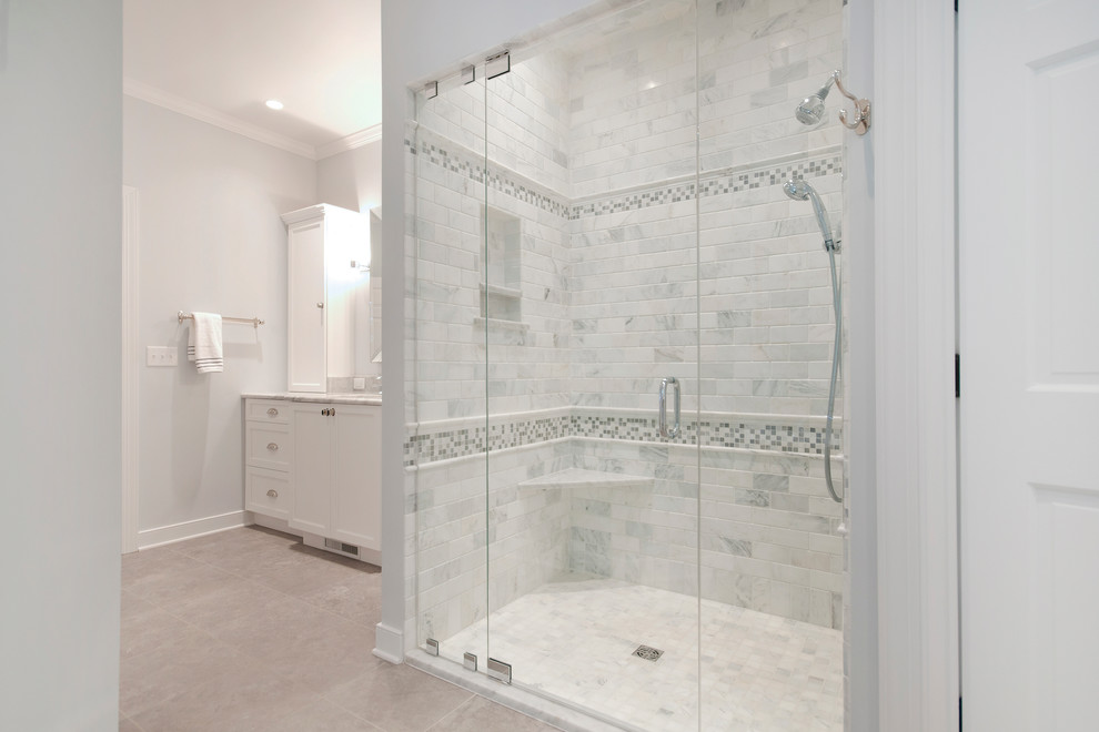 Imagen de cuarto de baño principal actual con puertas de armario blancas, ducha a ras de suelo, baldosas y/o azulejos blancos y paredes blancas