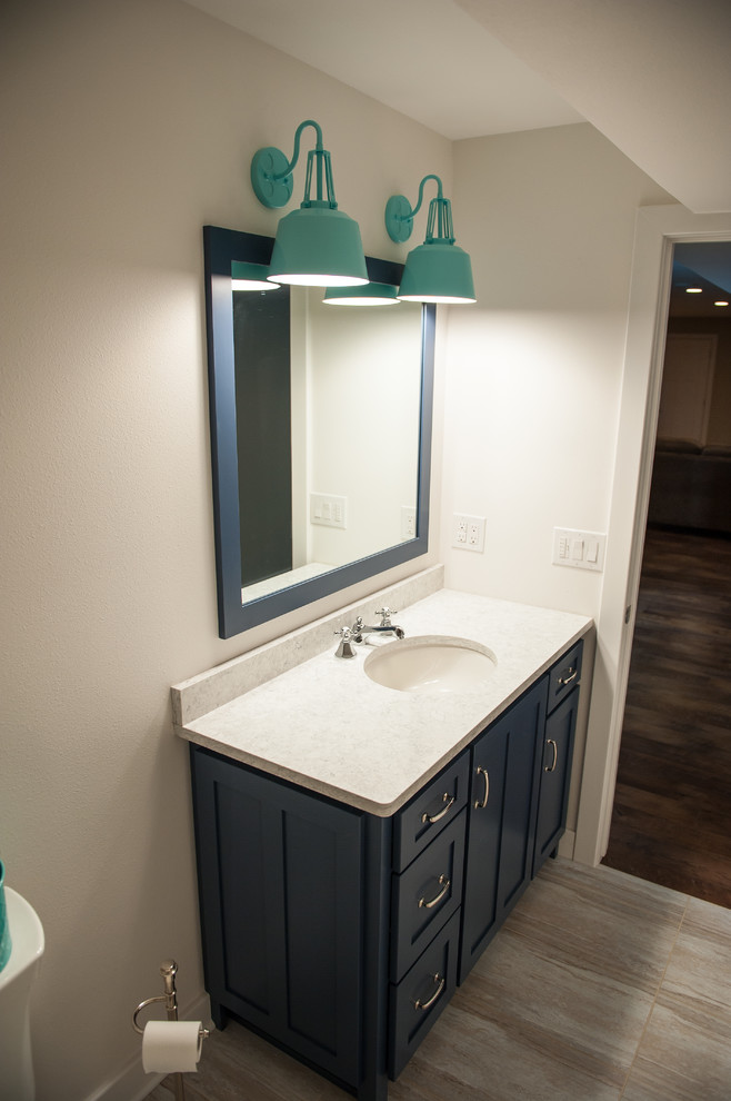 На фото: ванная комната среднего размера в современном стиле с синими фасадами, врезной раковиной, столешницей из кварцита, фасадами с утопленной филенкой, душевой кабиной, белыми стенами и полом из керамической плитки с