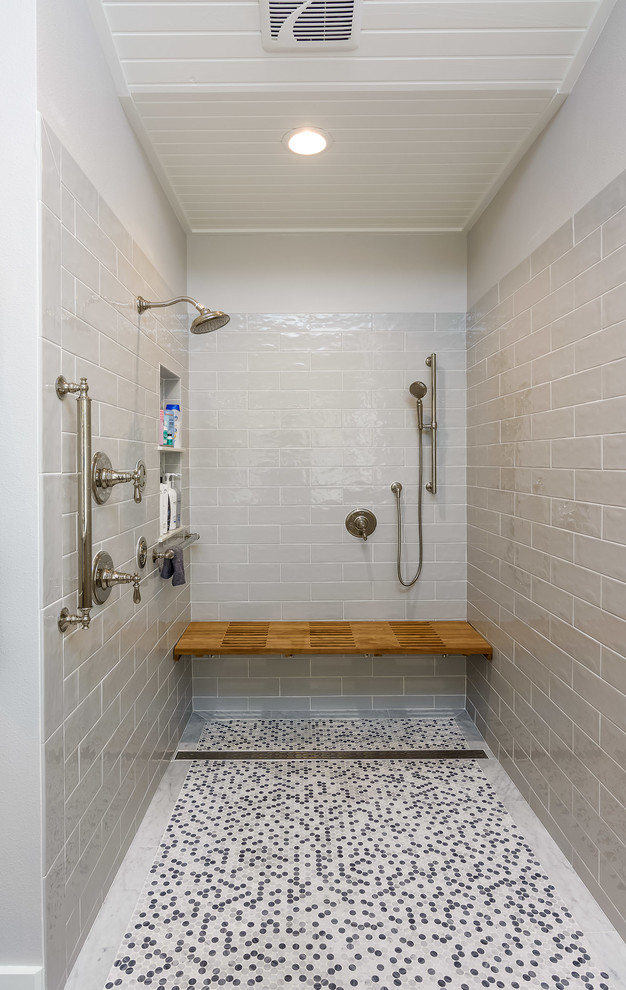 Inredning av ett maritimt stort vit vitt en-suite badrum, med möbel-liknande, skåp i mellenmörkt trä, ett badkar med tassar, en dusch i en alkov, grå kakel, keramikplattor, vita väggar, klinkergolv i porslin, ett fristående handfat, bänkskiva i kvartsit, svart golv och med dusch som är öppen