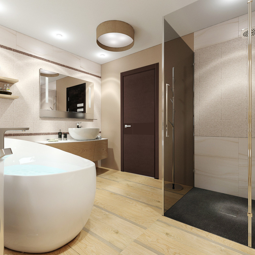 Ispirazione per una stanza da bagno padronale minimalista di medie dimensioni con vasca giapponese, doccia a filo pavimento, WC sospeso, piastrelle beige, piastrelle a listelli, pareti beige e lavabo a bacinella