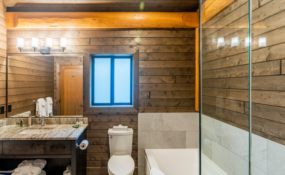 Свежая идея для дизайна: ванная комната среднего размера в стиле рустика с фасадами в стиле шейкер, темными деревянными фасадами, ванной в нише, угловым душем, раздельным унитазом, серой плиткой, керамической плиткой, серыми стенами, полом из керамической плитки, душевой кабиной, врезной раковиной, столешницей из гранита, серым полом, душем с распашными дверями, серой столешницей, тумбой под одну раковину, встроенной тумбой, потолком из вагонки и стенами из вагонки - отличное фото интерьера