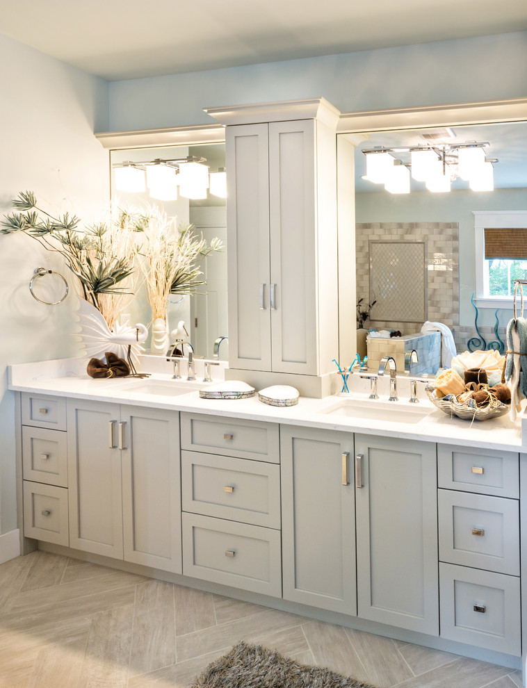Ispirazione per una stanza da bagno padronale country di medie dimensioni con vasca freestanding, piastrelle beige, piastrelle in ceramica, pareti blu e pavimento in gres porcellanato
