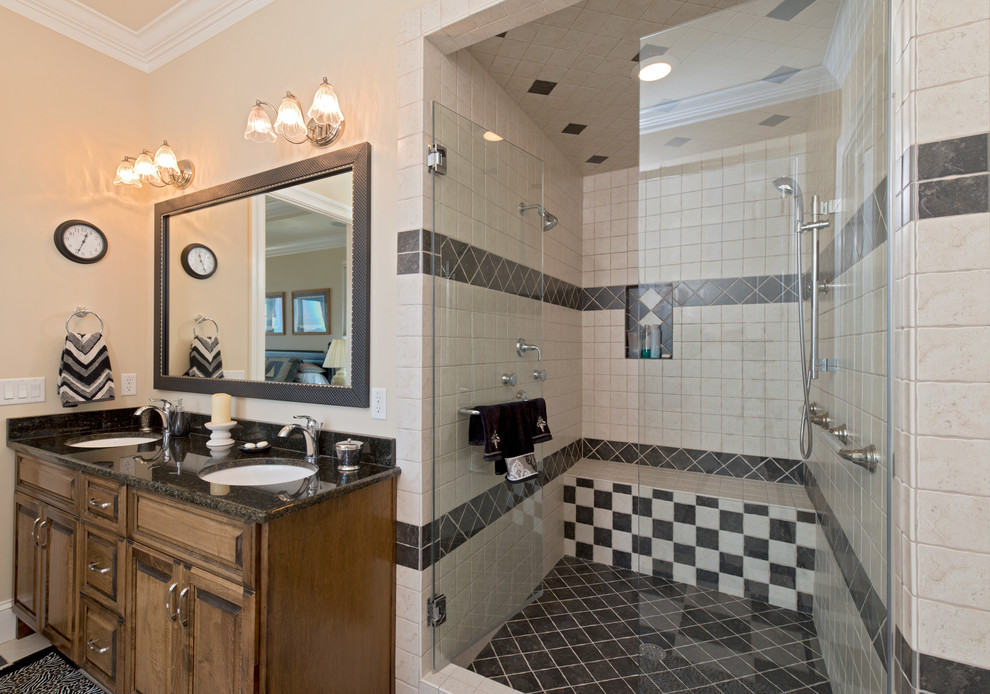 Bild på ett mellanstort vintage badrum med dusch, med ett undermonterad handfat, luckor med upphöjd panel, skåp i mellenmörkt trä, granitbänkskiva, en dusch i en alkov, svart kakel, porslinskakel, beige väggar, klinkergolv i porslin, beiget golv och dusch med gångjärnsdörr