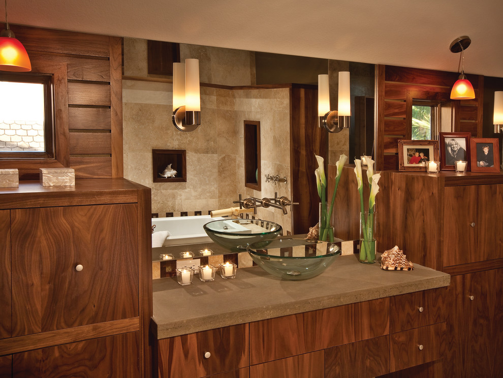 Exempel på ett stort amerikanskt en-suite badrum, med släta luckor, skåp i mellenmörkt trä, ett platsbyggt badkar, en hörndusch, en toalettstol med separat cisternkåpa, beige kakel, stenkakel, bruna väggar, travertin golv, ett fristående handfat och bänkskiva i betong