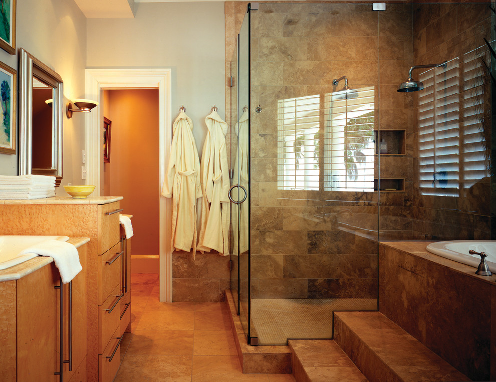 Bild på ett stort medelhavsstil en-suite badrum, med ett nedsänkt handfat, släta luckor, skåp i mellenmörkt trä, kaklad bänkskiva, ett platsbyggt badkar, en hörndusch, brun kakel, keramikplattor, beige väggar och klinkergolv i keramik