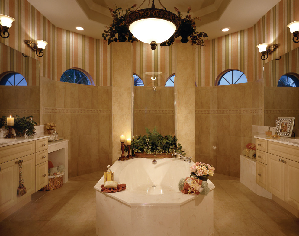 Пример оригинального дизайна: большая главная ванная комната в средиземноморском стиле с монолитной раковиной, фасадами с выступающей филенкой, светлыми деревянными фасадами, столешницей из искусственного камня, отдельно стоящей ванной, душем в нише, бежевой плиткой, керамической плиткой, разноцветными стенами и полом из керамической плитки