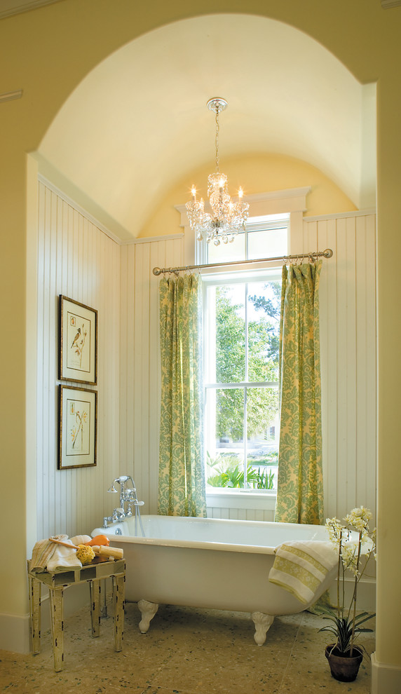 Ejemplo de cuarto de baño principal de estilo de casa de campo grande con bañera con patas, baldosas y/o azulejos multicolor y paredes amarillas